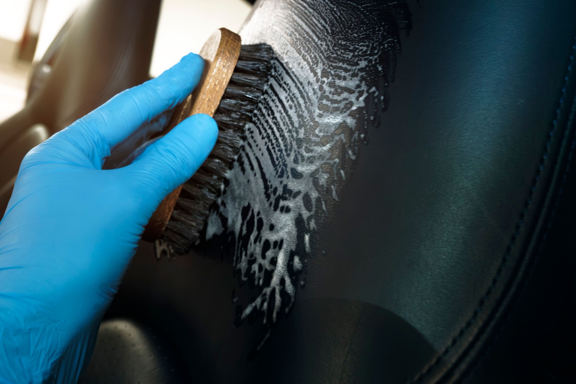 Carev ile Siyah Araba Koltuğunda Profesyonel Temizlik İşleminin Yakın Görünümü